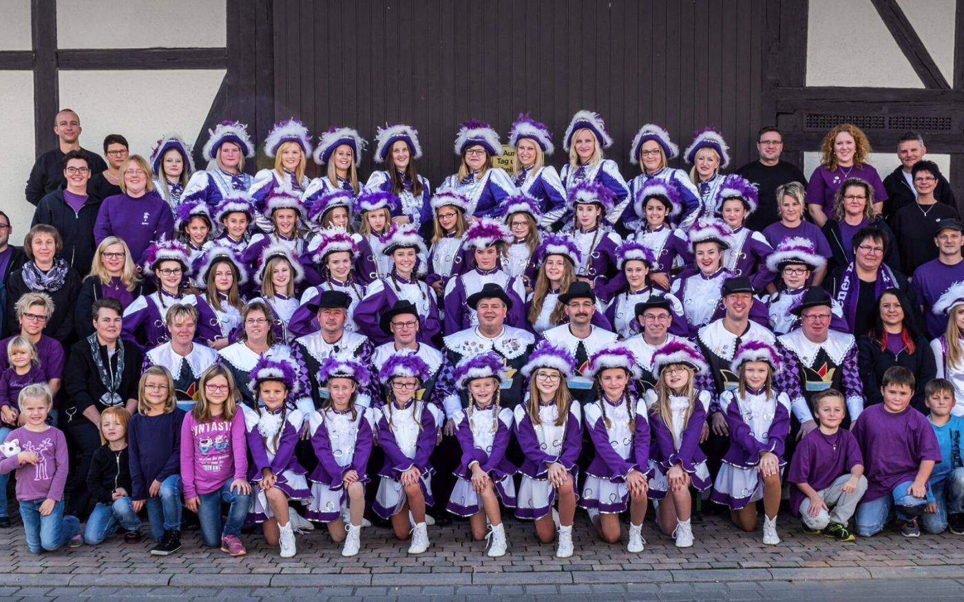Gruppenfoto des Wulftener Karneval Club zum 25-jährigen Jubiläum